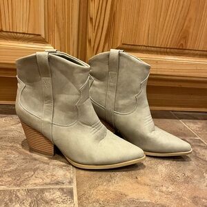Women grey booties